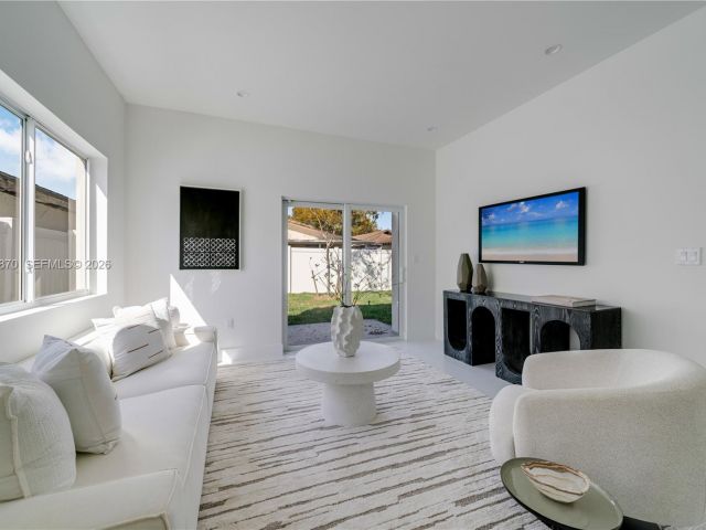 Продажа дома по адресу 5735 SW 4th St - фото 7528413