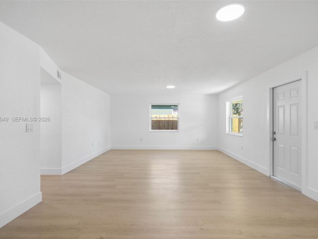 Продажа дома по адресу 2241 Hope St - фото 7515852