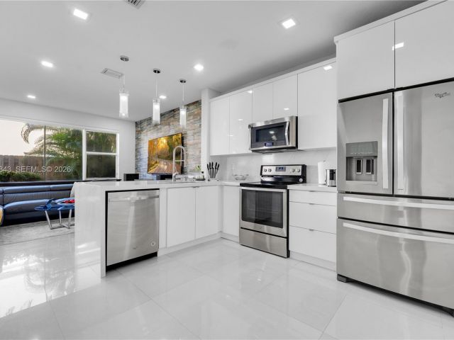 Дом в аренду по адресу 11261 NW 55th Ln - фото 7517142