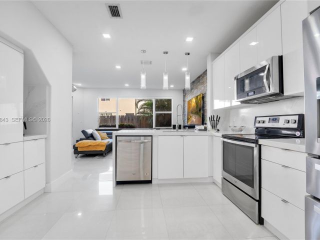 Дом в аренду по адресу 11261 NW 55th Ln - фото 7517143