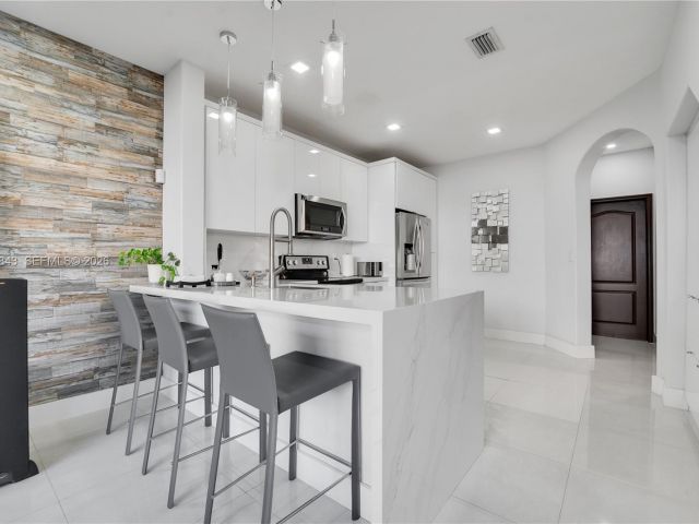 Дом в аренду по адресу 11261 NW 55th Ln - фото 7517144