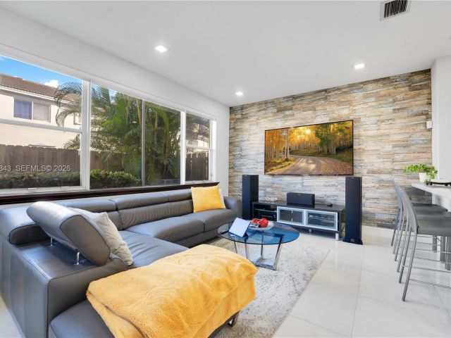 Дом в аренду по адресу 11261 NW 55th Ln - фото 7517146