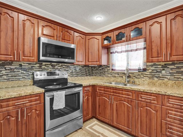 Продажа дома по адресу 17110 NW 19th Ave - фото 7516514