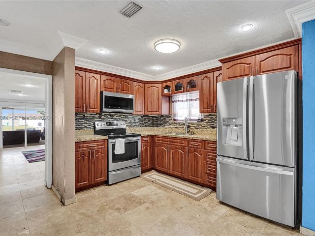 Продажа дома по адресу 17110 NW 19th Ave - фото 7516516