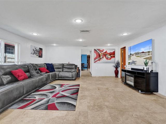 Продажа дома по адресу 17110 NW 19th Ave - фото 7516519