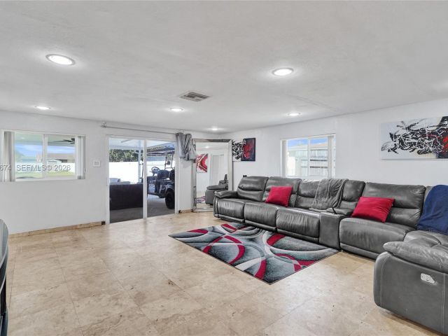 Продажа дома по адресу 17110 NW 19th Ave - фото 7516521