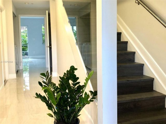 Дом в аренду по адресу 621 NE 8th Ave - фото 7483060