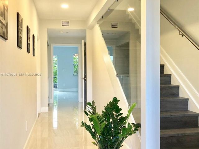 Дом в аренду по адресу 621 NE 8th Ave - фото 7483063