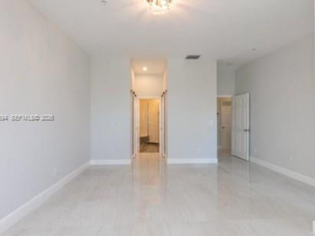 Дом в аренду по адресу 621 NE 8th Ave - фото 7483067