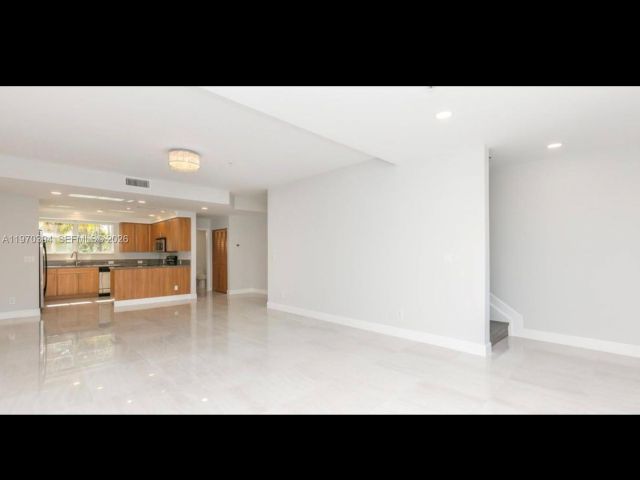 Дом в аренду по адресу 621 NE 8th Ave - фото 7483069