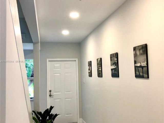 Дом в аренду по адресу 621 NE 8th Ave - фото 7483070