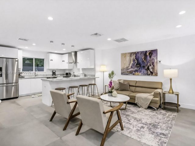 Продажа дома по адресу 417 SW 15th St - фото 7533497