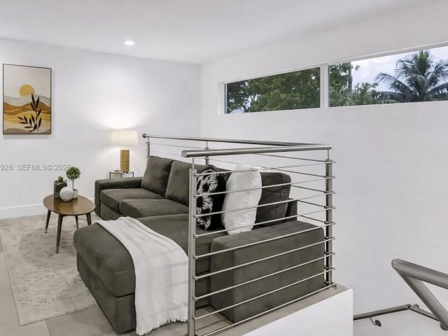 Продажа дома по адресу 417 SW 15th St - фото 7533501