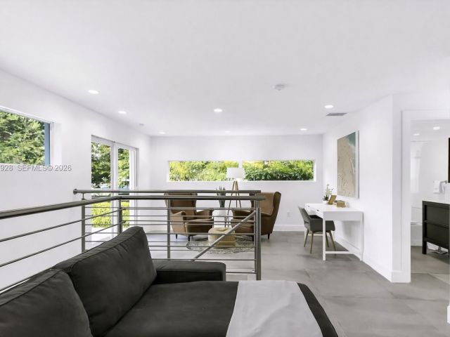 Продажа дома по адресу 417 SW 15th St - фото 7533502