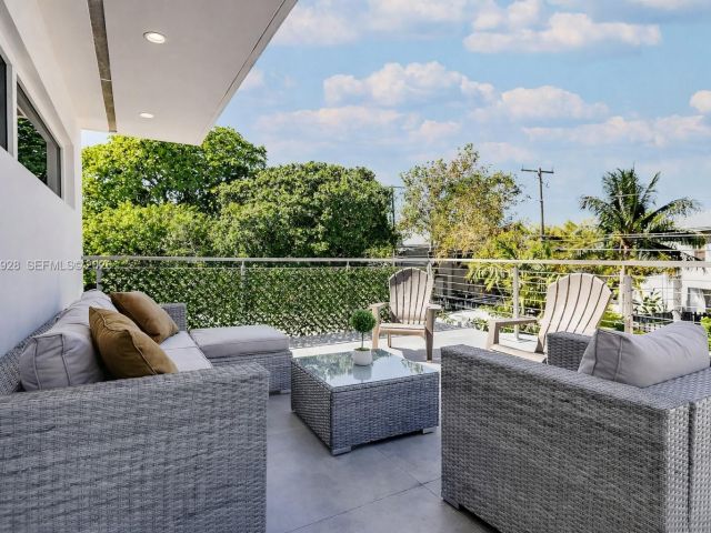 Продажа дома по адресу 417 SW 15th St - фото 7533503