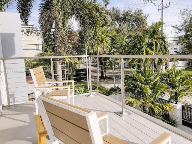 Продажа дома по адресу 417 SW 15th St - фото 7533510