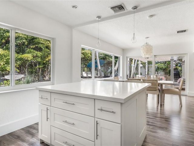 Продажа дома по адресу 2037 Windward Dr - фото 7466920