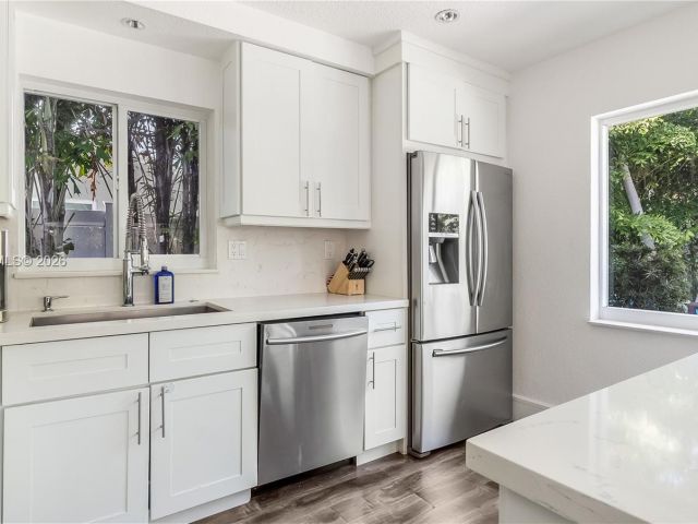 Продажа дома по адресу 2037 Windward Dr - фото 7466923