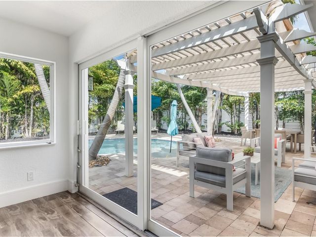 Продажа дома по адресу 2037 Windward Dr - фото 7466924