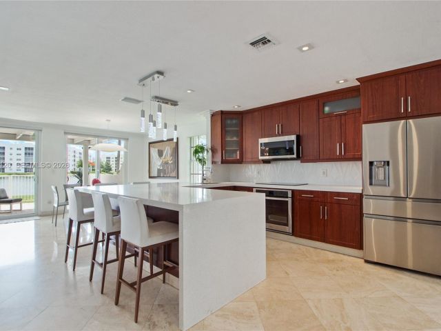 Дом в аренду по адресу 6407 NW 109th Ave 6407 - фото 7486322