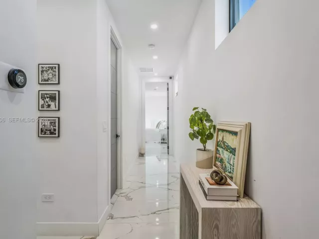 Продажа дома по адресу 2320 SW 14th St - фото 7562073