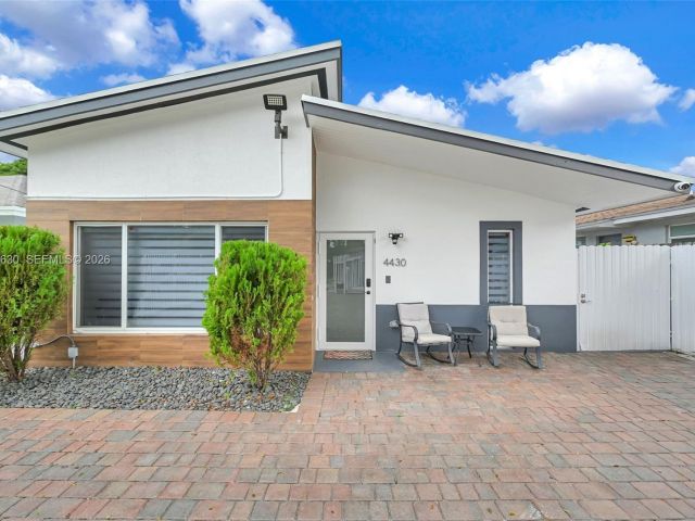 Продажа дома по адресу 4430 NW 23rd Ave - фото 7463921