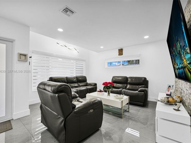 Продажа дома по адресу 4430 NW 23rd Ave - фото 7463928