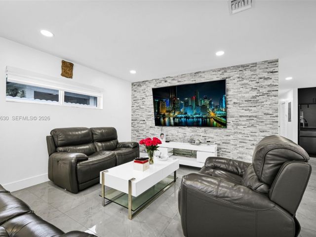 Продажа дома по адресу 4430 NW 23rd Ave - фото 7463929