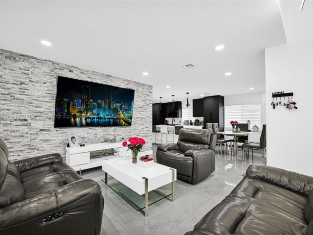 Продажа дома по адресу 4430 NW 23rd Ave - фото 7463931