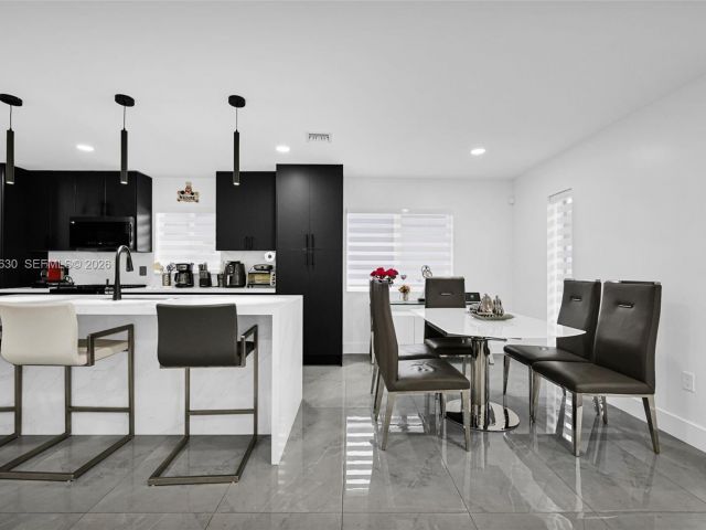 Продажа дома по адресу 4430 NW 23rd Ave - фото 7463934