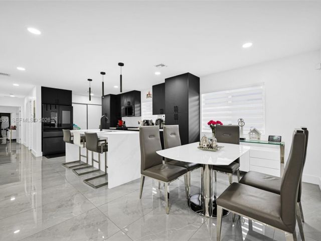 Продажа дома по адресу 4430 NW 23rd Ave - фото 7463936