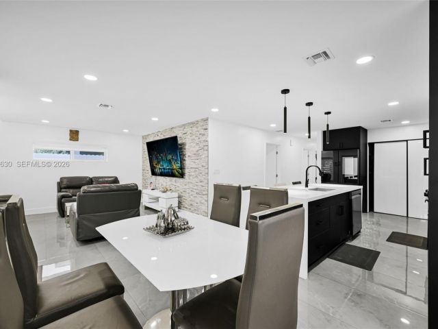 Продажа дома по адресу 4430 NW 23rd Ave - фото 7463937