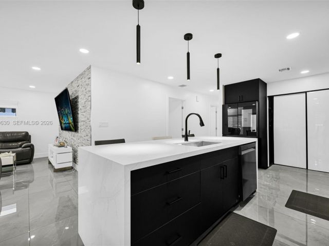 Продажа дома по адресу 4430 NW 23rd Ave - фото 7463939