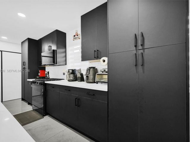 Продажа дома по адресу 4430 NW 23rd Ave - фото 7463941