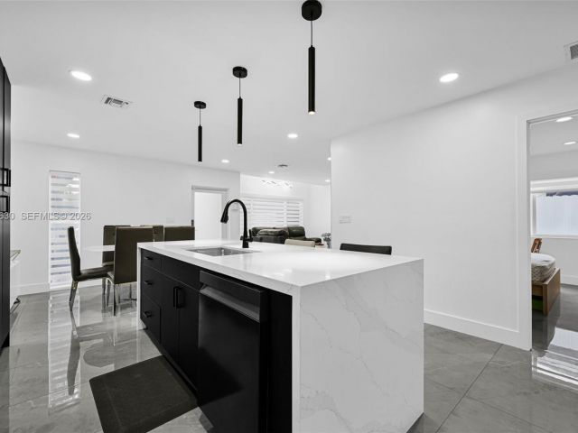 Продажа дома по адресу 4430 NW 23rd Ave - фото 7463943