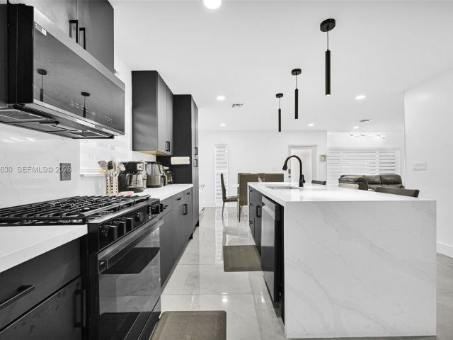 Продажа дома по адресу 4430 NW 23rd Ave - фото 7463945