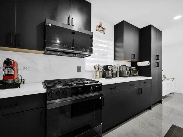 Продажа дома по адресу 4430 NW 23rd Ave - фото 7463947