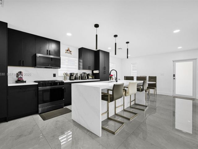 Продажа дома по адресу 4430 NW 23rd Ave - фото 7463949