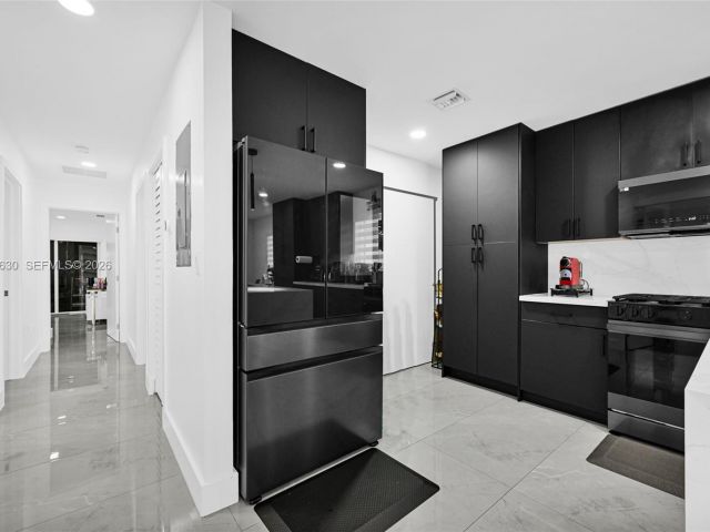 Продажа дома по адресу 4430 NW 23rd Ave - фото 7463950