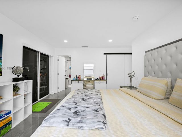 Продажа дома по адресу 4430 NW 23rd Ave - фото 7463953