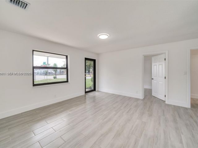 Продажа дома по адресу 2447 FLETCHER ST - фото 7474916