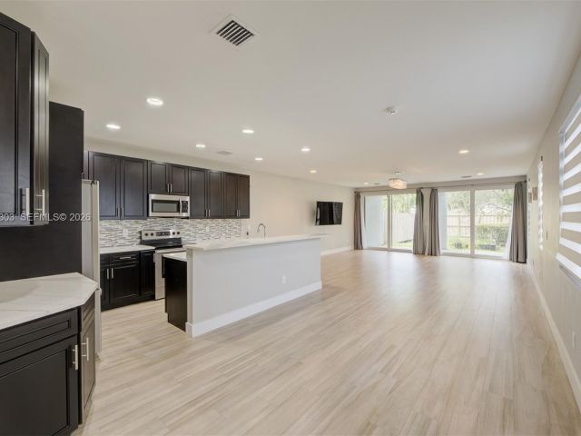 Дом в аренду по адресу 619 SW 17th St 619 - фото 7483705