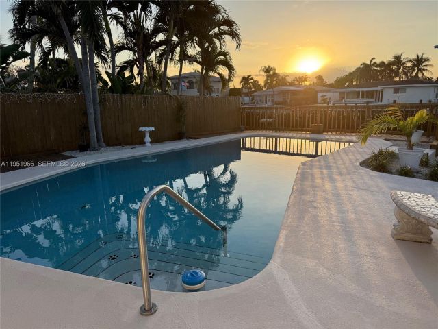 Продажа дома по адресу 411 SE 6th Ave - фото 7478803