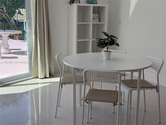 Продажа дома по адресу 411 SE 6th Ave - фото 7478816