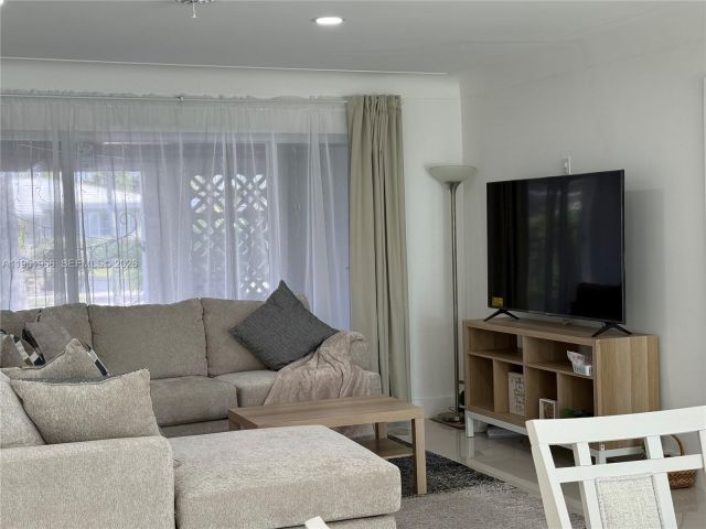 Продажа дома по адресу 411 SE 6th Ave - фото 7478817