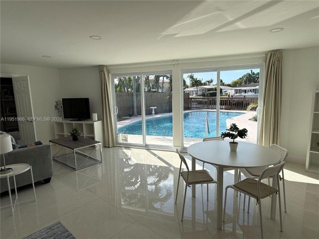 Продажа дома по адресу 411 SE 6th Ave - фото 7478818