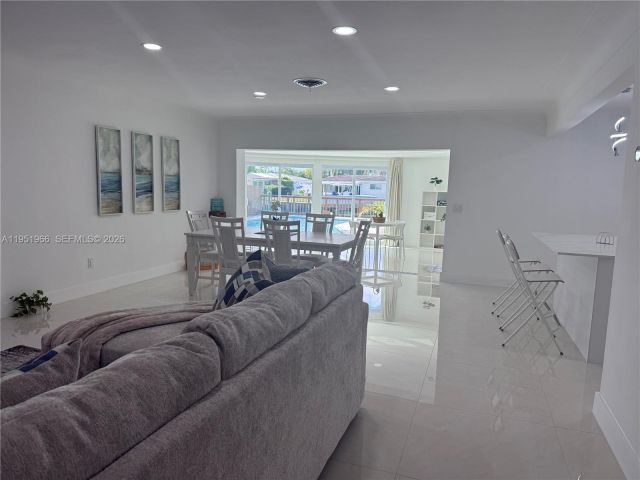 Продажа дома по адресу 411 SE 6th Ave - фото 7478819