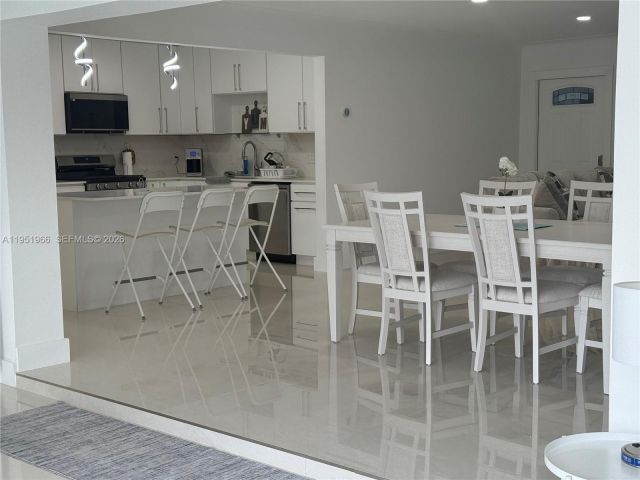 Продажа дома по адресу 411 SE 6th Ave - фото 7478820