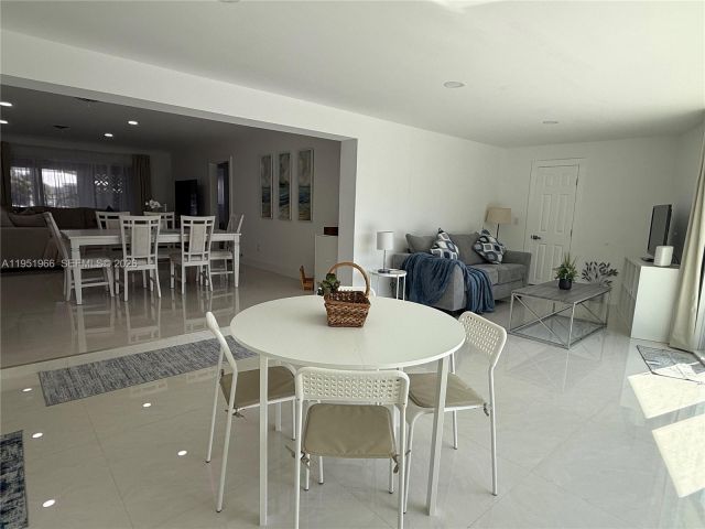 Продажа дома по адресу 411 SE 6th Ave - фото 7478822