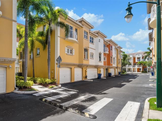 Дом в аренду по адресу 18413 NE 27th Ct 18413 - фото 7476361